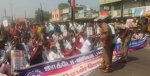 திருவள்ளூர் மாவட்ட ஆட்சியர் அலுவலகம் முன்பு சாலை மறியல் போராட்டத்தில் ஈடுபட்ட ஜாக்டோ ஜியோவினர்.