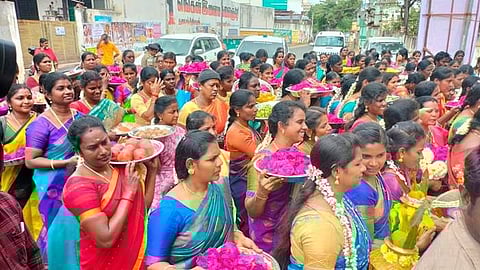 தஞ்சாவூர் கல்லுக்குளம் நகர்ப்புற ஆரம்ப சுகாதார நிலையத்துக்கு புதன்கிழமை சீர்வரிசை கொண்டு வந்த மாநகராட்சி நிர்வாகத்தினர்.