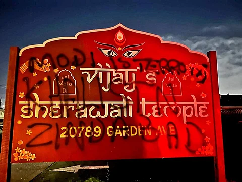 ஆலயத்தின் பதாகையில் கிறுக்கப்பட்ட வாசகம் | X (Hindu American Foundation)
