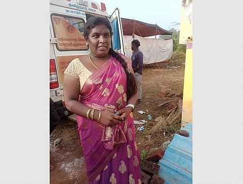 தச்சன்குறிச்சி ஜல்லிக்கட்டுப் போட்டிக்கு ஜல்லிக்கட்டு காளைகளுடன் ஆர்வமுடன் வந்த திருநங்கை ஐஸ்வர்யா.