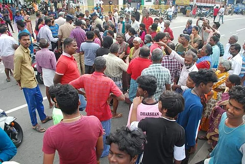 சீராக குடிநீர் விநியோகம் செய்யக்கோரி ஈரோட்டில் பொதுமக்கள் மறியல்