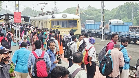 அரக்கோணம் - சென்னை புறநகா் ரயில் 2 நிறுத்தங்களில் நிற்காததால் பயணிகள் அவதி: அபாய சங்கிலியை இழுத்து நிறுத்தினா்