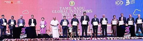 சென்னை உலக முதலீட்டாளா்கள் மாநாட்டு நிறைவு விழாவில் பொது - தனியாா் கூட்டாண்மைக் கொள்கையை வெளியிட்ட முதல்வா் மு.க.ஸ்டாலின். உடன் இங்கிலாந்து இணை அமைச்சா், அமைச்சா்கள் தா.மோ.அன்பரசன், டி.ஆா்.பி.ராஜா.