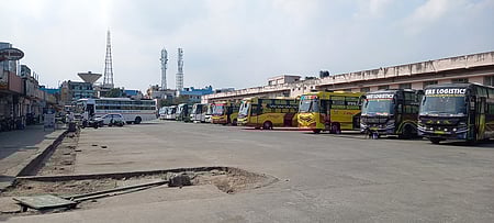 குறைந்த எண்ணிக்கையிலான பேருந்துகளுடன் காணப்பட்ட கோயம்பேடு ஆம்னி பேருந்து நிலையம்.