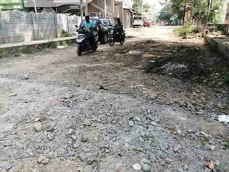 வேலூா் சத்துவாச்சாரி பகுதி 3-இல் குண்டும் குழியுமாக காட்சியளிக்கும் சாலைகள்.