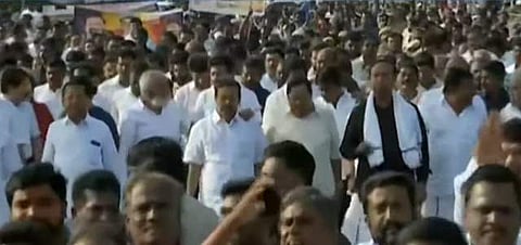 அண்ணா நினைவிடம் நோக்கி அமைதிப் பேரணியில் ஈடுபட்ட திமுகவினர்