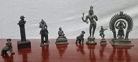 பறிமுதல் செய்யப்பட்ட பல கோடி ரூபாய் மதிப்பிலான 8 உலோக சிலைகள்.