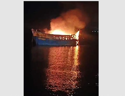 தீப்பிடித்து எரியும் படகு.