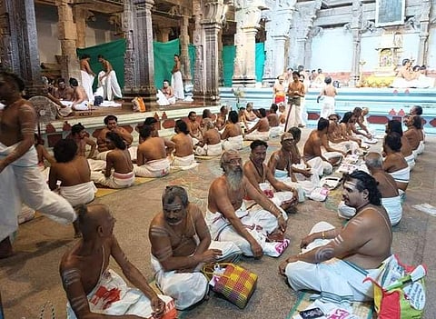 சிதம்பரம் நடராஜர் கோயிலில் வியாழக்கிழமை தொடங்கிய அதிருத்ர ஜப பாராயணத்தில் ஈடுபட்ட பொது தீட்சிதர்கள் .