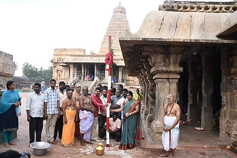 தஞ்சாவூர் பெரிய கோயிலில் சித்திரை பெருவிழாவுக்காக வியாழக்கிழமை நடப்பட்ட பந்தல்கால்.