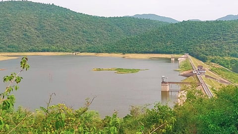 பெத்தநாயக்கன்பாளையம் வட்டம் கல்வராயன் மலை அடிவாரம் பாப்பநாயக்கன்பட்டி கரியக்கோயில் அணையின் தோற்றம்.