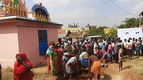 வேலாயுதம்பாளையத்தில் பொதுக் கிணறு தோண்டும் பணியில் ஈடுபட்டுள்ள கிராம மக்கள்.