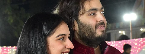 முகேஷ் அம்பானியின் இளைய மகனும் தொழிலதிபருமான ஆனந்த் அம்பானி மற்றும் ராதிகா மெர்ச்சண்ட் ஆகியோரின் திருமண விழாவை முன்னிட்டு, ஜோக்வாட் கிராமத்தில் உள்ள கிராம மக்களுக்கு அம்பானி குடும்பத்தினர் தனிப்பட்ட முறையில் குஜராத்தி பாரம்பரிய உணவை பரிமாறும் ரிலையன்ஸ் இண்டஸ்ட்ரீஸ் தலைவர் முகேஷ் அம்பானியின் மகன் ஆனந்த் அம்பானி மற்றும் ராதிகா மெர்ச்சன்ட்.