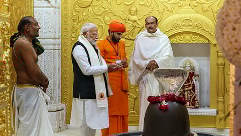 குஜராத்தில் உள்ள 900 ஆண்டுகள் பழமையான வாலிநாத் மகாதேவ் சிவாலயத்தில் பிரதமர் நரேந்திர மோடி.