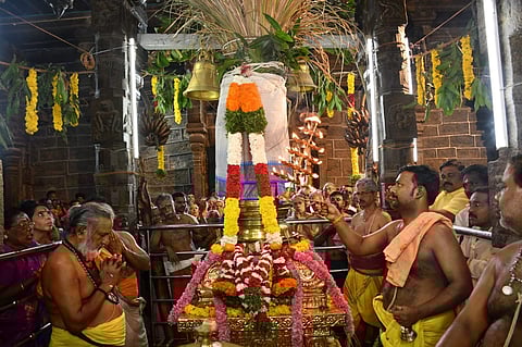 கொடி மரத்துக்கு நடத்தப்பட்ட சிறப்பு தீபாராதனை