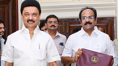 ஏழைகளுக்கு 8 லட்சம் கான்கிரீட் வீடுகள் தமிழக பட்ஜெட்டில் அறிவிப்பு; கல்லூரி மாணவா்களுக்கு மாதம் ரூ.1,000