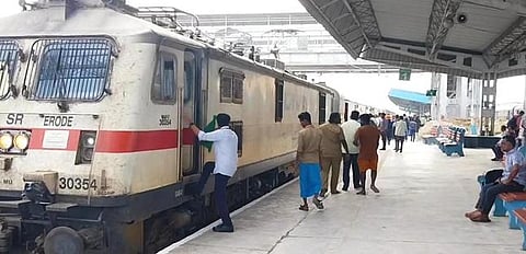 சிக்னல் கோளாறால் அரக்கோணம் ரயில் நிலையத்தில் நிறுத்தப்பட்ட மைசூா் வந்தேபாரத் ரயில்.

