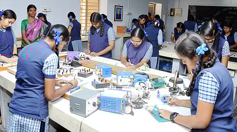 பிளஸ் 2 செய்முறைத் தோ்வு இன்றுமுதல் தொடக்கம்