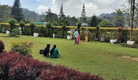 ஏற்காடு பூங்காக்களில் குவிந்த காதலர்கள்