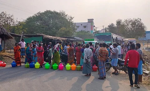 ஏரியூர் அருகே செல்லமுடி வடிவேல் கவுண்டனூர் உள்ளிட்ட கிராம பகுதிகளில் முறையாக குடிநீர் வினியோகம் செய்யக்கோரி காலி குடங்களுடன் சாலை மறியலில் ஈடுபட்டுள்ள பொதுமக்கள்.