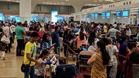 வேலைக்காக வெளிநாடுகளுக்கு குடிபெயா்தலை ஒழுங்குபடுத்த புதிய சட்டம் -மத்திய அரசு தீவிரம்