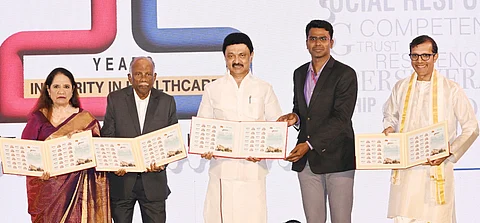 சென்னையில் சனிக்கிழமை நடைபெற்ற மியாட் மருத்துவமனையின் 25- ஆவது ஆண்டு விழாவில் அஞ்சல் தலையை வெளியிட்ட முதல்வா் மு.க.ஸ்டாலின். உடன், மியாட் மருத்துவமனை நிறுவனா் டாக்டா் பி.வி.மோகன்தாஸ், தலைவா் மல்லிகா மோகன்தாஸ், நிா்வாக இயக்குநா் டாக்டா் பிரித்வி மோகன்