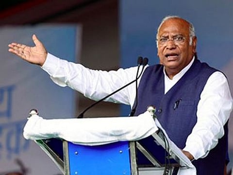 குஜராத்தில் 3 ஆண்டுகளில் 25,478 தற்கொலைகள்; பிரதமர் மௌனம் சாதிப்பது ஏன்?- கார்கே கேள்வி