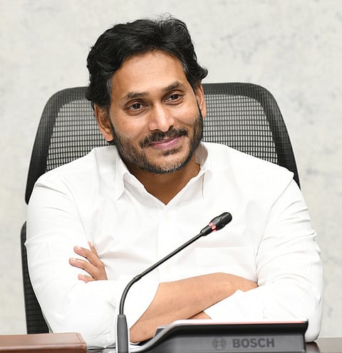 வெளிநாட்டுக்குச் சுற்றுலா சென்ற ஜெகன்மோகன் ரெட்டி ! 