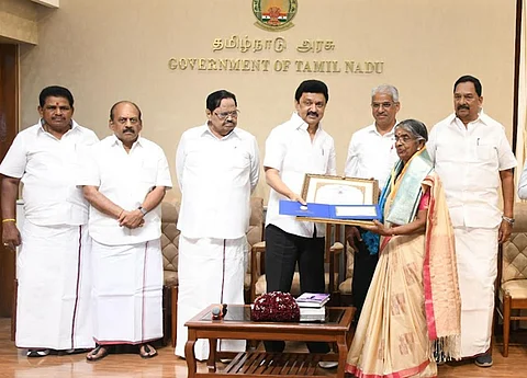9 தமிழறிஞர்களுக்கு இலக்கிய மாமணி விருது: முதல்வர் ஸ்டாலின் வழங்கினார்!