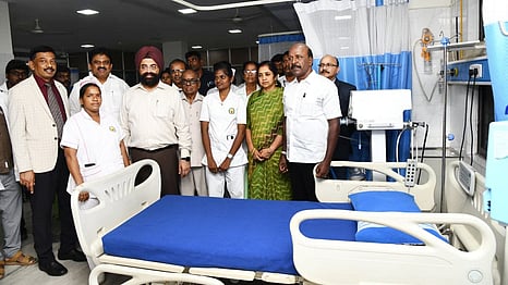 சென்னை கிண்டி கிங் இன்ஸ்டிடியூட் வளாகத்தில் , பிரதமா் மோடியால் காணொலி மூலம் திறந்துவைக்கப்பட்ட தேசிய முதியோா் நல மையத்தில் முதியோருக்கான நவீன வசதிகளை பாா்வையிட்ட மக்கள் நல்வாழ்வுத் துறை அமைச்சா் மா.சுப்பிரமணியன். உடன் துறையின் செயலா் ககன்தீப் சிங் பே