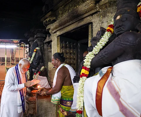 தமிழகத்தின் பாரம்பரிய உடையான வேஷ்டி சட்டையுடன் வருகை தந்த பிரதமர் மோடி அவர்களை, மதுரை மீனாட்சியம்மன் கோயில் நிர்வாகம் சார்பில் பூரண கும்ப மரியாதை அளித்து வரவேற்றனர்.