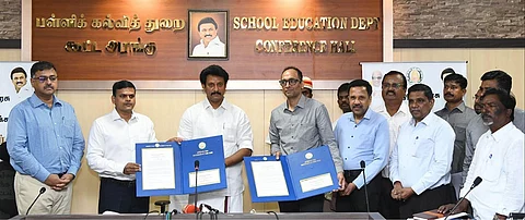6 முதல் 12 ஆம் வகுப்பு வரை பயிலும் மாணவர்களுக்கு உண்டு உறைவிட பள்ளி அமைப்பது குறித்து பள்ளிக்கல்வித் துறை-சிவ் நாடார் பவுண்டேஷன் இடையே புரிந்துணர்வு ஒப்பந்தம் மேற்கொள்ளப்பட்டது.