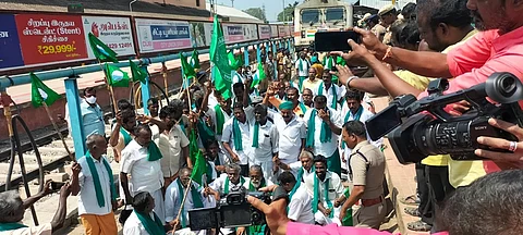தஞ்சாவூர் ரயில் நிலையத்தில் சனிக்கிழமை சோழன் விரைவு ரயிலை மறித்து போராட்டத்தில் ஈடுபட்ட ஐக்கிய விவசாயிகள் முன்னணியினர்.