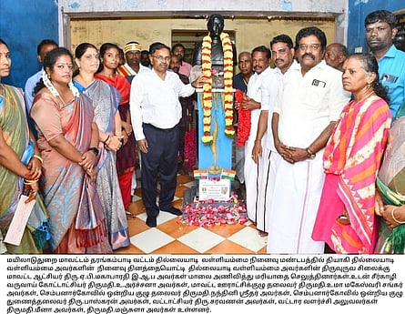 தில்லையாடி வள்ளியம்மை நினைவு மண்டபத்தில் அவரது சிலைக்கு மாலை அணிவித்து அஞ்சலி செலுத்தும் ஆட்சியா் ஏ.பி. மகாபாரதி உள்ளிட்டோா்.