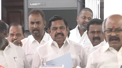 வெளிநடப்பு செய்த அதிமுகவினர்