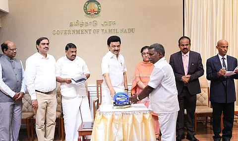 திரவ பெட்ரோலிய வாயு மூலம் இயங்கும் தேய்ப்பு பெட்டிகள் வழங்கும் திட்டம்: முதல்வர் தொடங்கி வைத்தார்