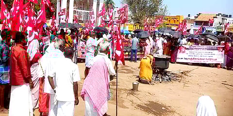 கஞ்சி காய்ச்சும் போராட்டத்தில் பங்கேற்றோா்.