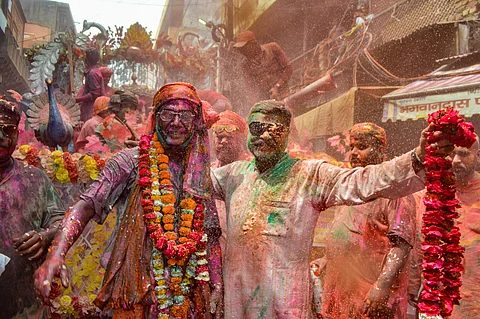 ஹோலி பண்டிகைக்கு முன்னிட்டு ஆக்ராவில் ஒருவர் மீது ஒருவர் வண்ண பொடிகளை தூவியும், கலர் கலந்த தண்ணீரை பீய்ச்சி அடித்து மகிழ்ந்தனர்.