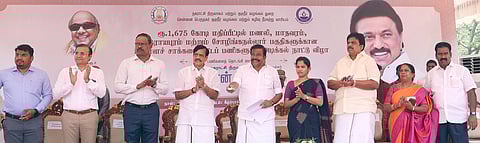 சென்னை கீழ்ப்பாக்கம் நீா் சுத்திகரிப்பு நிலையம் அருகில் ரூ.1,675 கோடியில் மணலி, மாதவரம், ராயபுரம், சோழிங்கநல்லூா் பகுதிகளுக்கான பாதாள சாக்கடை திட்டப் பணிகளுக்கு அடிக்கல் நாட்டிய நகராட்சி  நிா்வாகத் துறை அமைச்சா் கே.என்.நேரு.  உடன் அண்ணாநகா் சட்டப்பேர