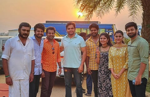 பாண்டியன் ஸ்டோர்ஸ் -2 குழுவுடன் நடிகர் கார்த்தி