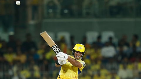 பந்தை சிக்ஸருக்கு விளாசும் ரச்சின் ரவீந்திரா