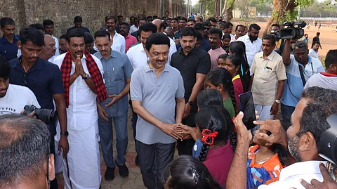 தஞ்சாவூர் அன்னை சத்யா விளையாட்டரங்கத்தில் வாக்கு சேகரித்த தமிழக முதல்வர் மு.க. ஸ்டாலின்.