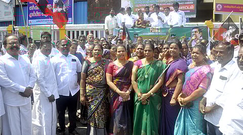 போதைப் பொருள் நடமாட்டத்தைக் கட்டுப்படுத்தக் கோரி, புதுச்சேரி அண்ணா சிலை அருகே திங்கள்கிழமை ஆா்ப்பாட்டம் நடத்திய அதிமுகவினா்.  