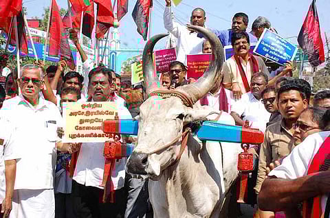 மாட்டு வண்டியில் சென்று மனு அளிக்கும் போராட்டத்தில்  ஈடுபட்ட  பி.ஆா்.நடராஜன் எம்.பி. உள்ளிட்டோா்.
