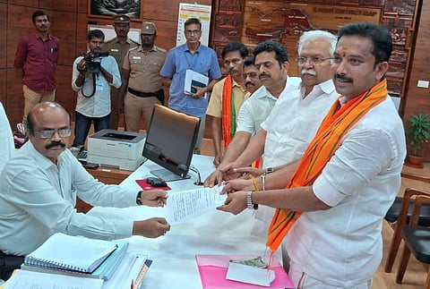 கரூரில் பாஜக வேட்பாளர் வி. வி. செந்தில்நாதன் வேட்புமனுத் தாக்கல்