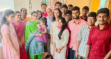 குழந்தை சாய்னா சன்வி மற்றும் அவரது தாய் நிா்மலாவுடன் ராஜீவ் காந்தி மருத்துவமனை மருத்துவக் குழுவினா் மற்றும் மருத்துவ மாணவா்கள்.