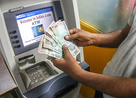 ஏடிஎம்களில் ரூ.100, ரூ.200 நோட்டுகள் இருப்பதை உறுதி செய்ய வேண்டும். 