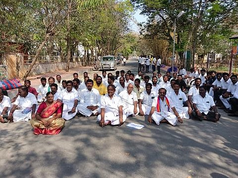 பழுதடைந்த சாலைகளை மேம்படுத்தக் கோரி 
தருமபுரி எம்எல்ஏ தரையில் அமா்ந்து தா்னா