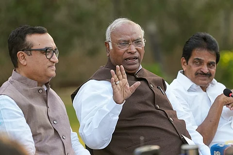செய்தியாளர் சந்திப்பில் மல்லிகார்ஜுன கார்கே