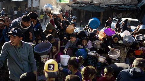 இலவச உணவுக்காகக் காத்திருக்கும் பாலஸ்தீன மக்கள்